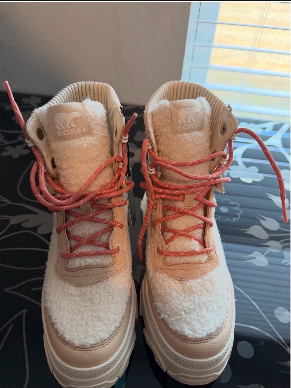 Sorel hiking boots - Women's Beige Sherpa Boots - Picture 3 of 3